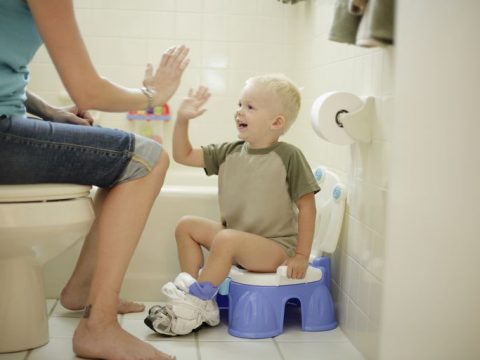 Latih Anak Bebas Pampers, Ibu Bapa Kena Perhatikan Tanda Ini