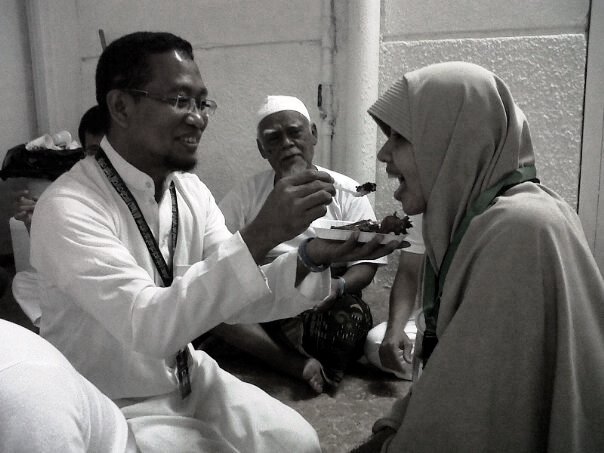 Amalkanlah Menyuap Isteri & Anak Makan. Lihatlah Bagaimana Rezeki Akan Datang Mencurah-Curah