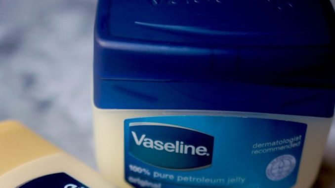 Cantik Guna Vaseline, Wanita Ini Kongsi Tip Penggunaan Yang Mudah Dan Jimat