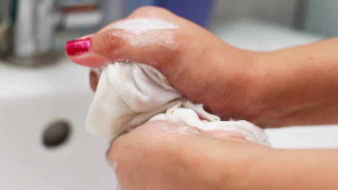 Tanggalkan Warna Yang Turun Pada Pakaian Putih Dengan Perahan Limau