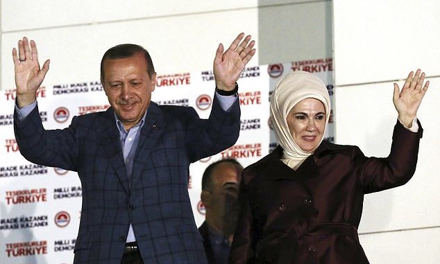 Kisah Perjuangan Hebat Erdogan Kembalikan Tudung Kepada Wanita Turki